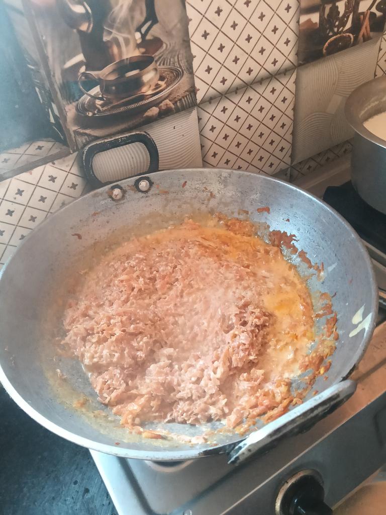 vikramveersingh's tweet image. हलवा भी मिलने वाला जल्द 😋