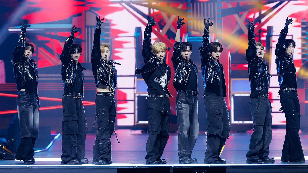 leowoniese's tweet image. we got the FORMULA lets gooo everybody put your hands up c&apos;mon 🙌🏻❤️‍🔥