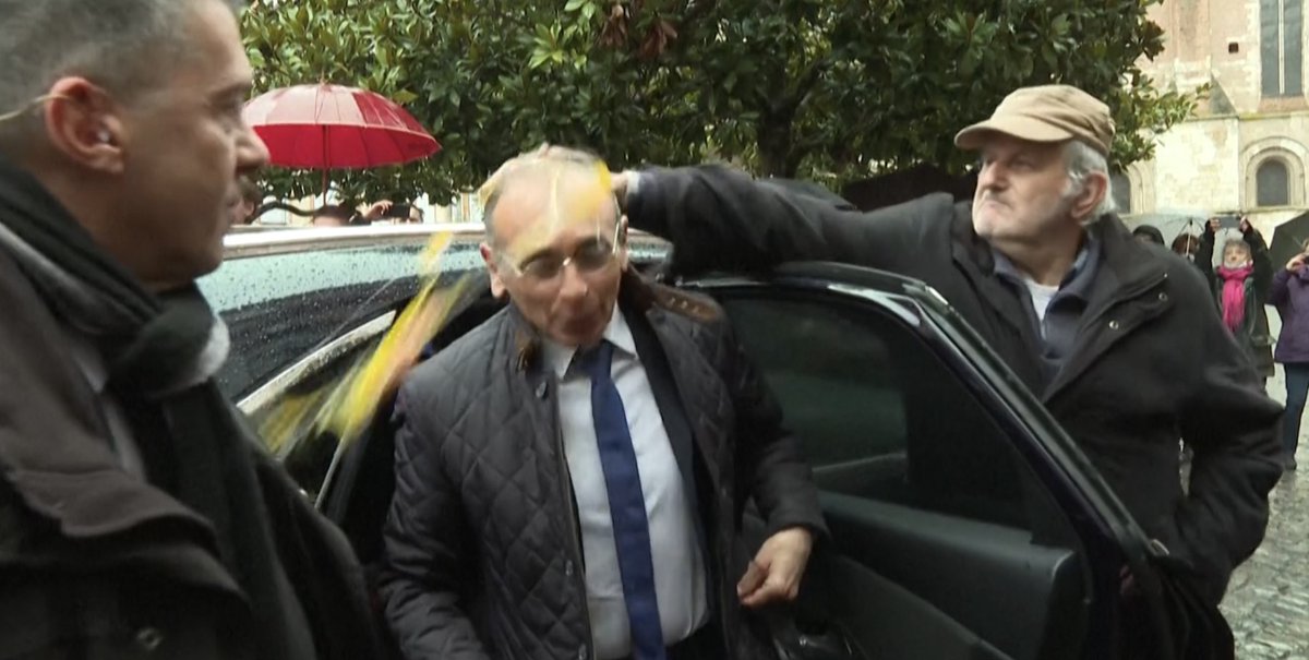 CerfiaFR's tweet image. 🚨🇫🇷🥚 FLASH | L’homme qui a jeté un œuf sur la tête de Jordan Bardella serait le MÊME qui avait écrasé un œuf sur Éric Zemmour en 2022. Il avait également jeté un œuf sur le bus de Marine Le Pen. (LE JDD)