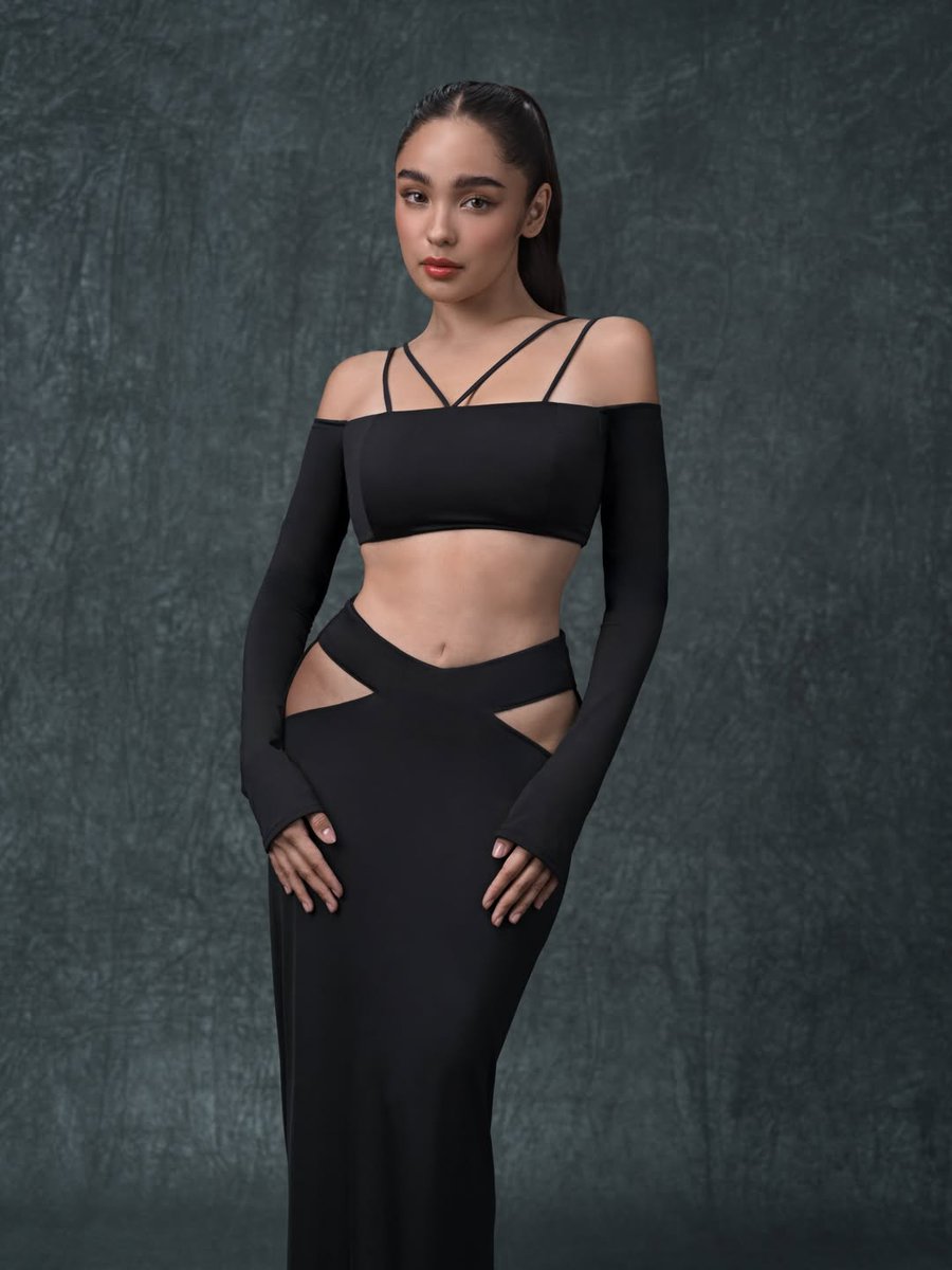 SWEET AND SEXY BLYTHE  ✨

LOOK: Actress Andrea Brillantes stuns in a black dress with cutouts, showcasing her sultriness and sweetness in one look.

Fans were quick to praise her photos, with one writing, “Sobrang blooming mo and flawless.”

📷: blythe/ IG #CDNDigital