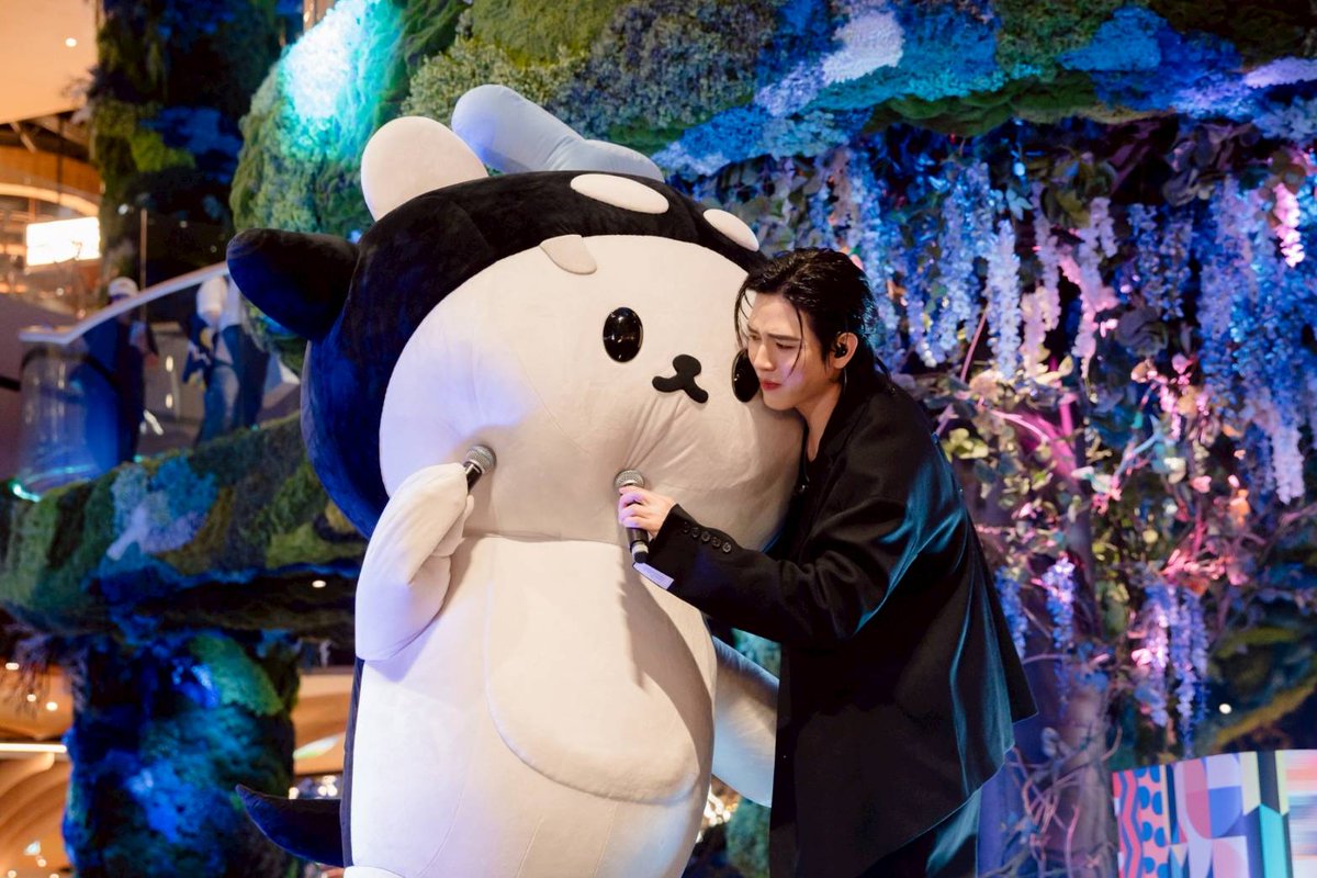 otpc_story's tweet image. อีเว้นท์แห่งปี! ศิลปินดาราดังกว่า 70 ชีวิต ร่วมเซอร์ไพรส์ครั้งใหญ่ ฉลองครบรอบ 20 ปี สยามพารากอน พร้อมมอบความสุขตลอดสองวันเต็ม

#mikepanitan #TateMyron
#mynameisnanon #Newwiee #POLCASAN   
#SiamParagon20thAnniversary 

อ่านข่าวเพิ่มเติมได้ที่ web.facebook.com/OneTruthPressC…