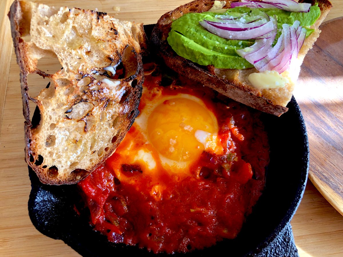 フラワーズは臨時休業の昨日はゲンズブールナイトでショーからアマランスへクィーン、ジャスミンのバースデー。夜の静かな時間はなくなったのでした。久々にシャクシュカの朝ご飯は、すでにお日様が高い時間．明日は開店1か月を迎えたフラワーズ