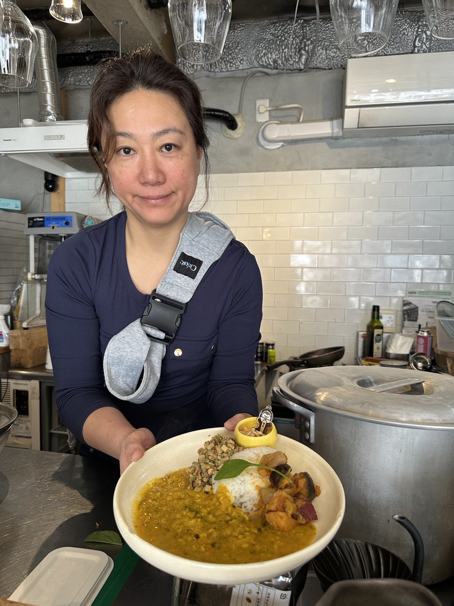 azabu_pj's tweet photo. 【麻布坂カレーフェスタ2025】本日最終日！
通常は日曜休みの“狸坂カレー（NOM the ART）”が、
今日は特別に営業してくれています！
L.O 15:30／16:00閉店
まだ間に合います、急げ！🔥
#麻布坂カレー #あざぶらしぃー https://t.co/MX1LhaBqh8