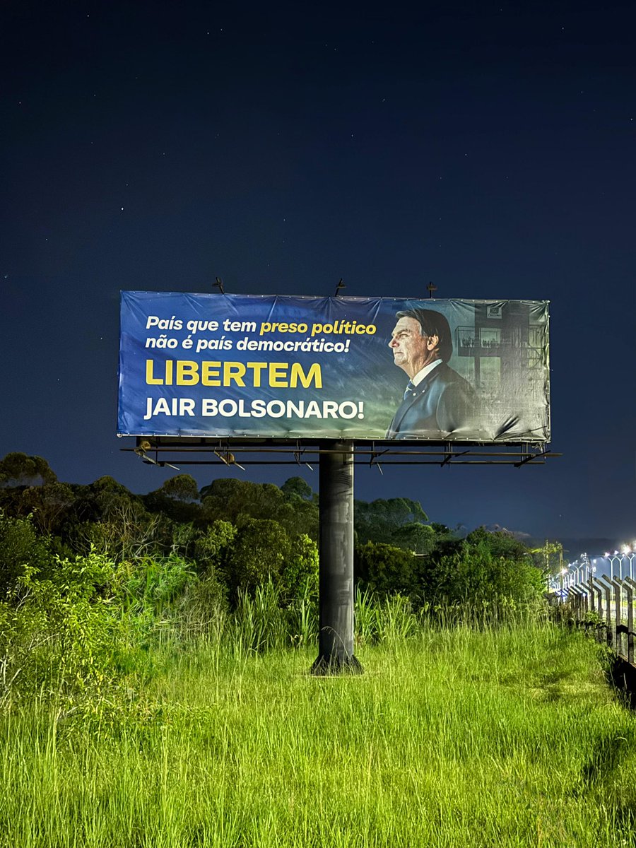 apropriajulia's tweet image. Uma foto mais bonita do outdoor em Criciúma/SC. 

Libertem Bolsonaro! FREE BOLSONARO!