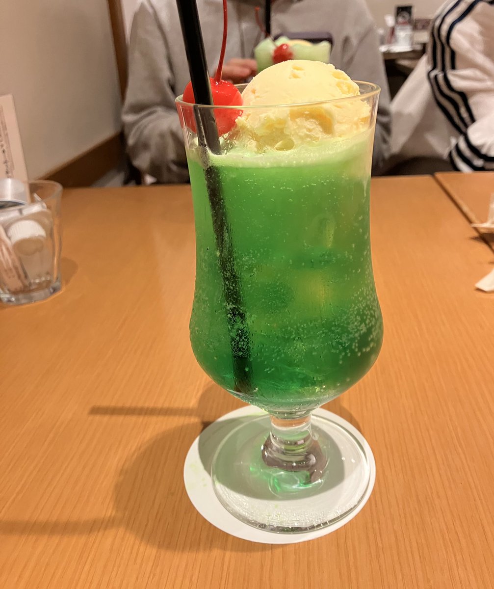 今日は最後の#たびするおてがみ
ザムザ阿佐ヶ谷で待ってます🍳

これは莉々が飲みたかった念願のクリームソーダ！！みんなで飲みに行ったんだ〜🌟