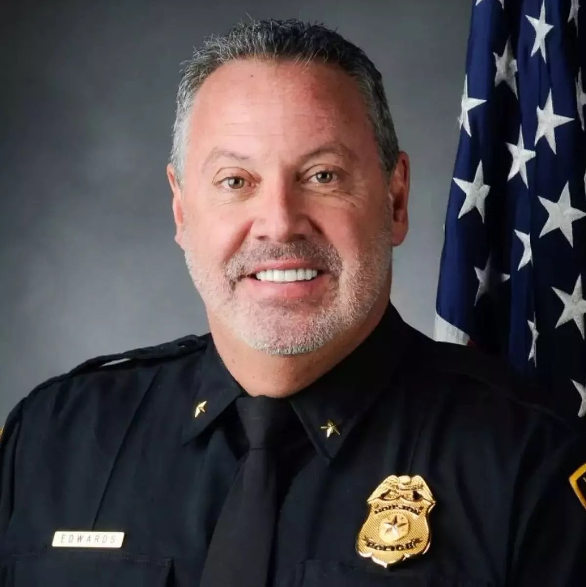 SeeRacists's tweet image. ‼️BREAKING: Houston Police Captain Federally INDICTED for r*ping a 12yo girl 85-100 TIMES after targeting her online. 

📍Houston, TX

When “protectors” prey on kids? Disgusting. America, WE HAVE A PROBLEM!!