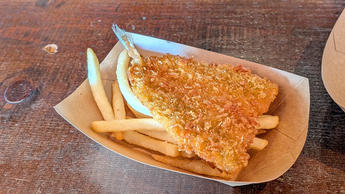 フードも無くなる前に早めに🥹 フィッシュ&チップス！ このアジフライ