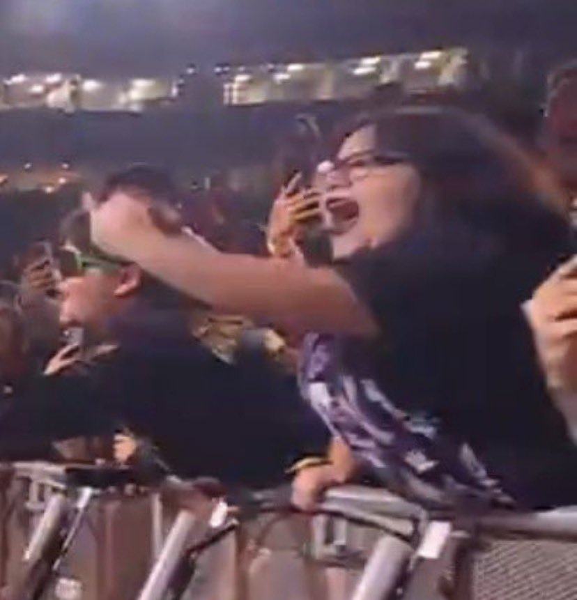 paganjericho's tweet image. Rhea Ripley shirt ✅
Goth makeup ✅
Piercings ✅
Doesn’t like Brock Lesnar ✅
Overweight ✅

Yep, that’s a Rhea Ripley fan.
#SurvivorSeries