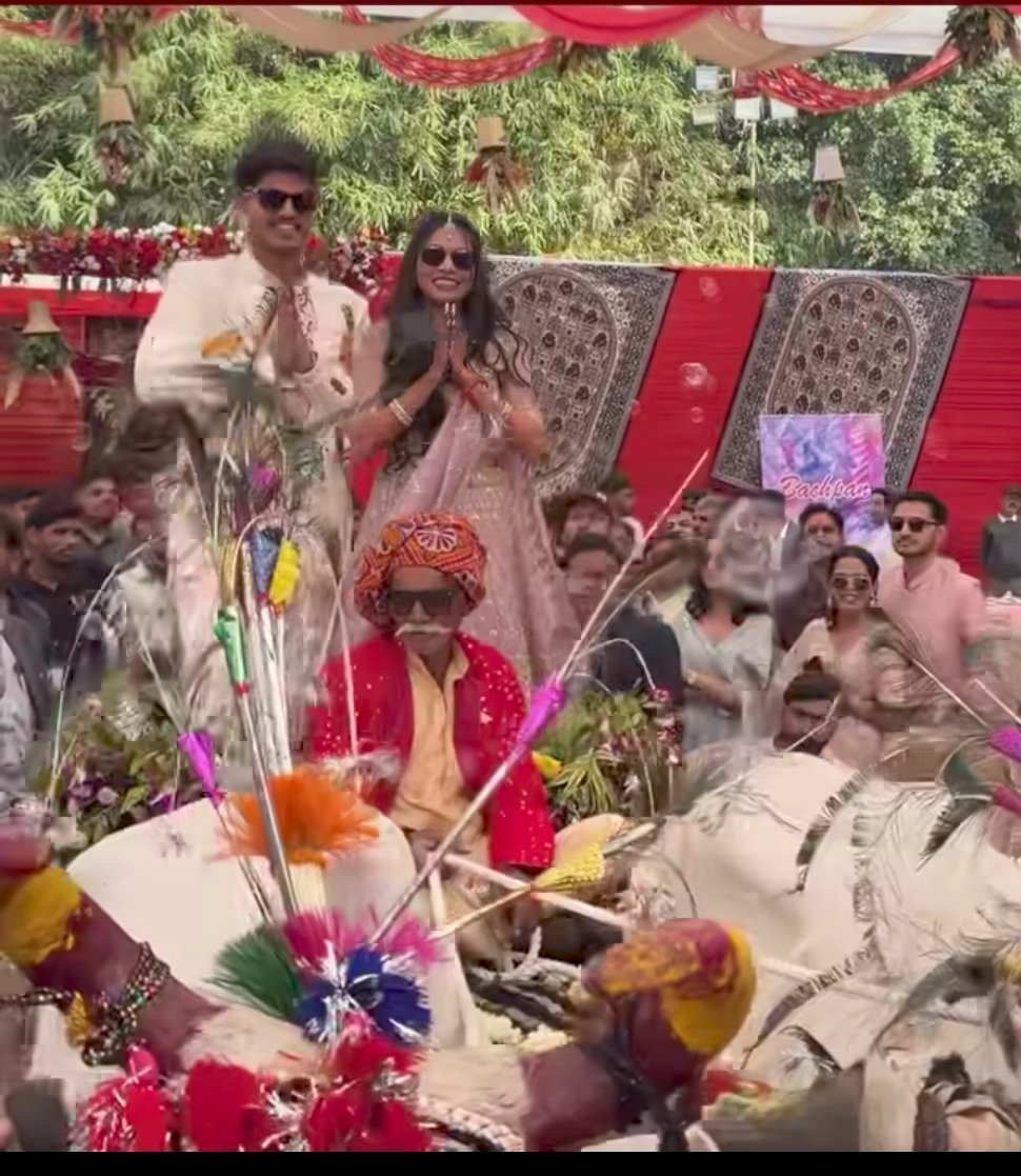 AjitYadav260's tweet image. मध्य प्रदेश के मुख्यमंत्री डॉ मोहन यादव जी के लड़के की सगाई का वीडियो वायरल है 

जिसमें लड़की और लड़के दोनों लोग बैलगाड़ी से जा रहे है

इतने बड़े पद पे होने के बाद मोहन यादव ने अपनी पुरानी परंपरा को फिर से जीवित किया है 

आज के समय में लोग शादी में सोचते है कितनी अच्छी गाड़ी करे…