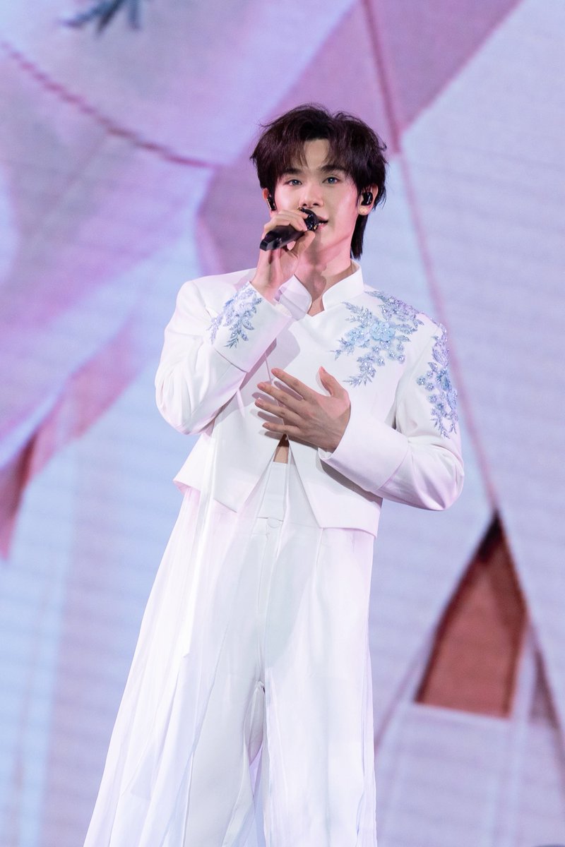 ขอบคุณพี่ 王铮亮 ที่ชวน "น้องนาย" ขึ้นไปเป็นแขกรับเชิญในคอนเสิร์ต ได้ร่วมโชว์เพลง #何须问梦中事 และ #守候 เป็นเกียรติและประทับใจมาก ๆ ครับ💖🙏🏼 (1) 

.
#นายท่านกรชิต #高卿尘Nine #GaoQingchen #InsightArtist #InsightTH #InsightEntertainment