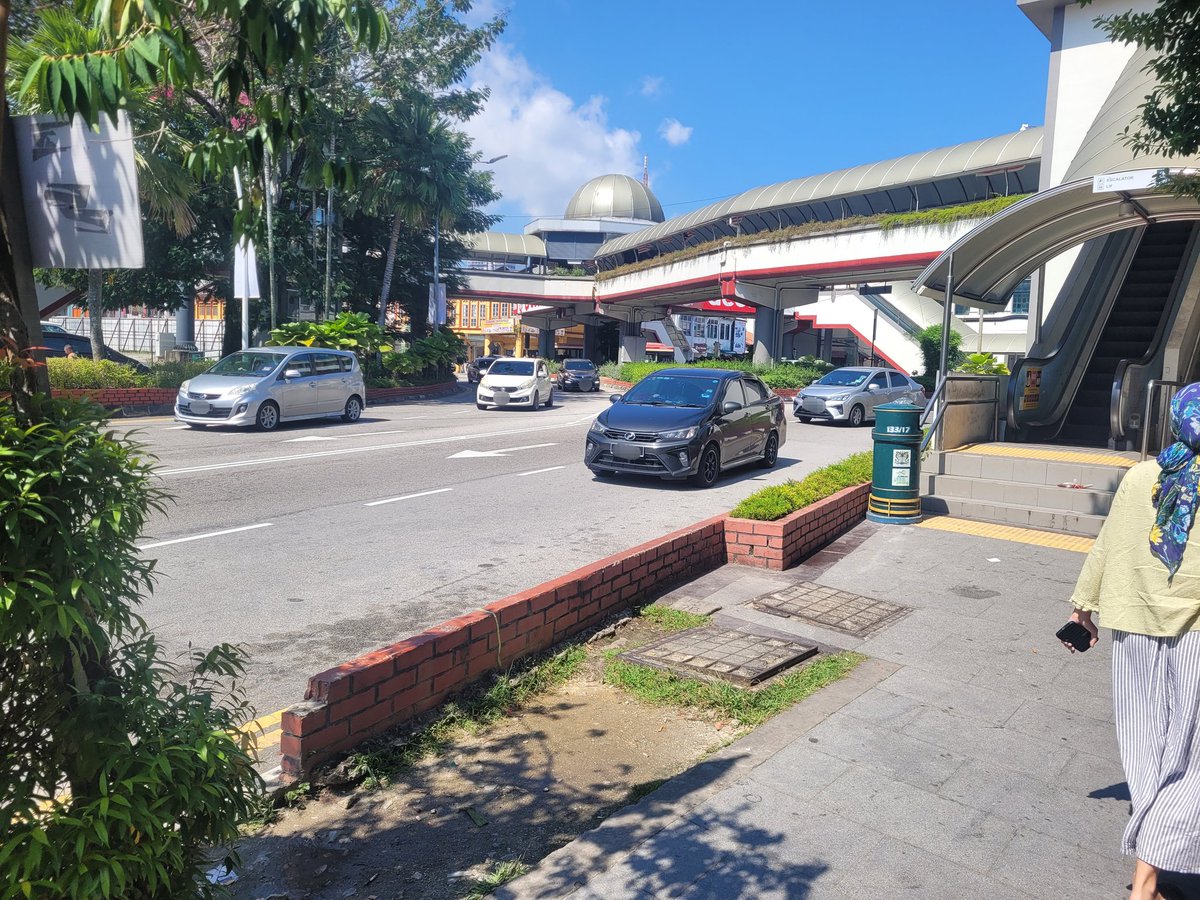bettersidewalk1's tweet image. What ever project you choose, you must not slow down cars. We don't want to upset drivers.

And the project must be expensive.

Here you go, three-way pedestrian bridge.

📍Georgetown, Penang