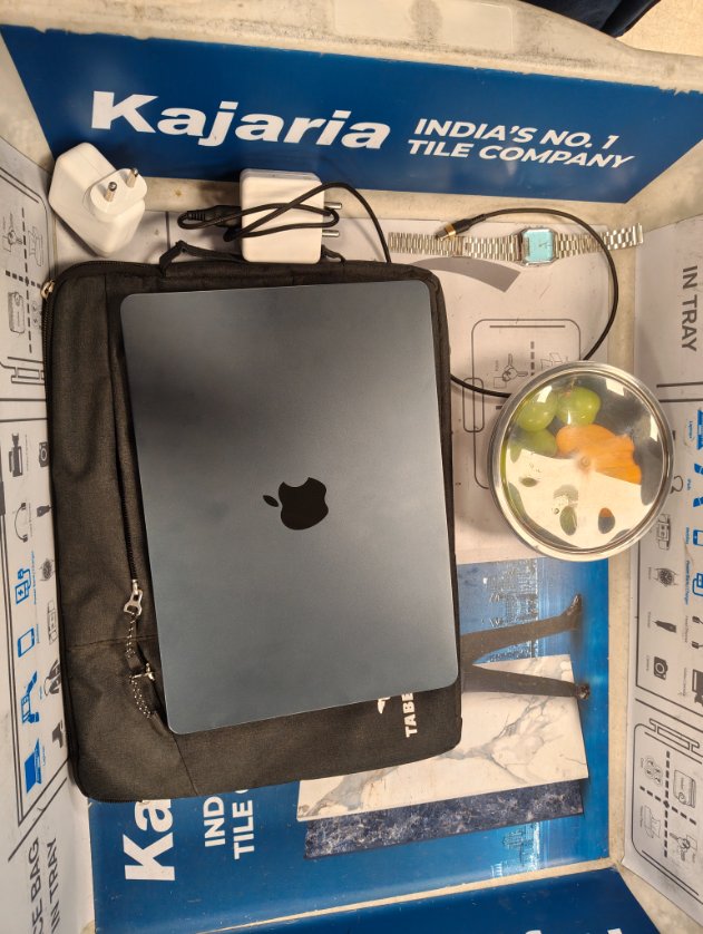 monali_dambre's tweet image. Duniya itni aage badh gayi hai, AI can even screen and detect cancers. But Airport pe inse bag scan nahi ho rahi, sab saman bahar nikalo 🫠 including sweaters and glasses!?