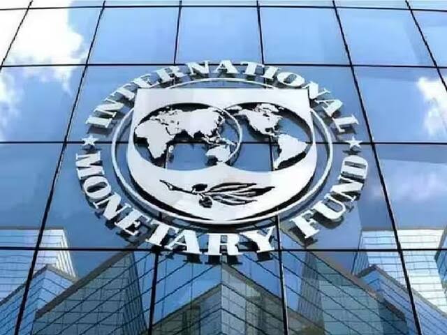 KraantiKumar's tweet image. IMF ने भारत की GDP डेटा सीरीज़ को दोबारा ग्रेड C दिया है. 

यह सीधे सरकार के आंकड़ा प्रबंधन और पारदर्शिता पर सवाल उठाता है.

ज़मीन पर बेरोज़गारी ऊँची है, छोटे उद्योग दबाव में हैं.

ऐसे में 8%+ GDP ग्रोथ का दावा स्वाभाविक रूप से शक पैदा करता है.

IMF लगातार संकेत दे रहा है कि भारत…