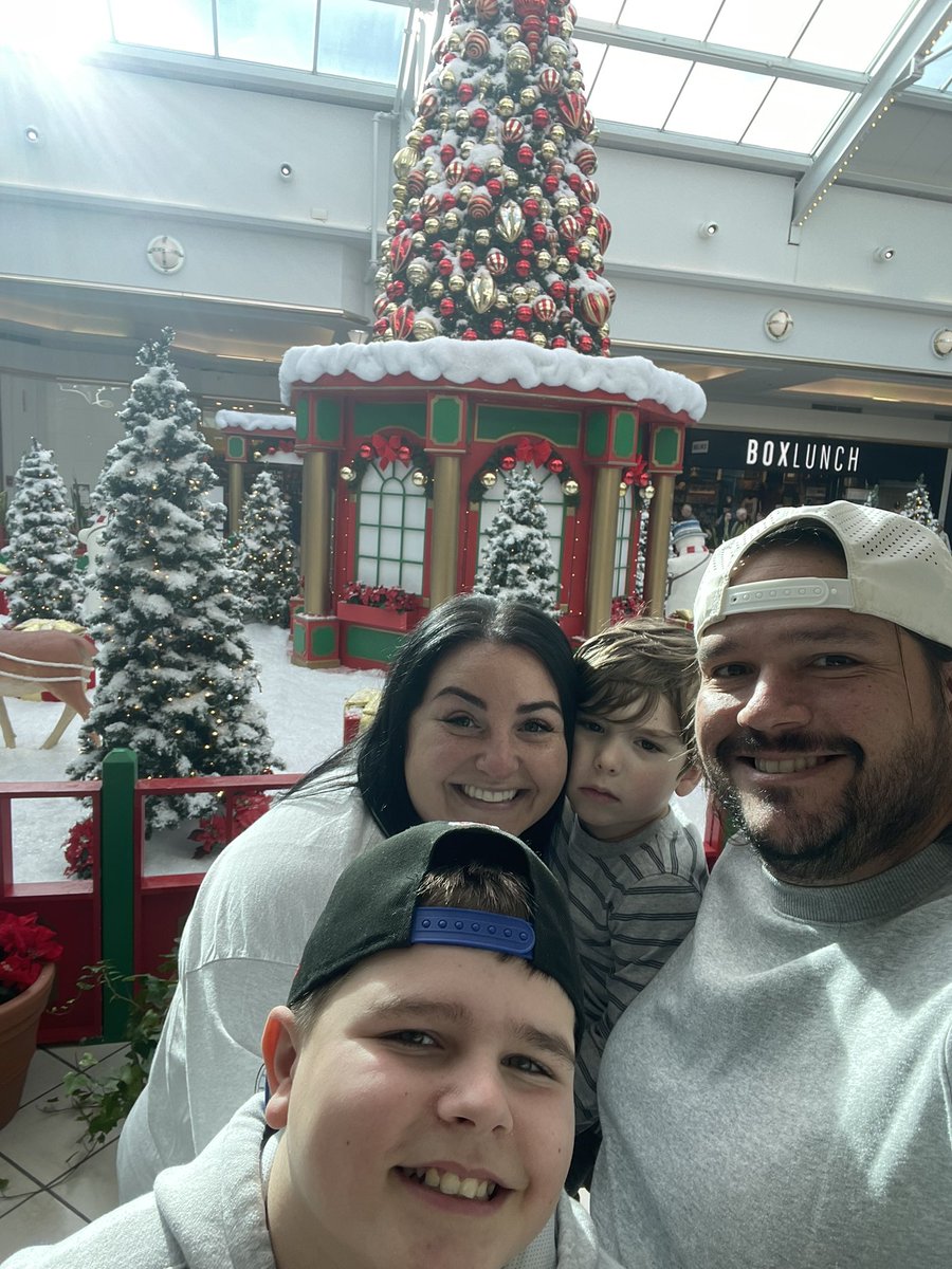 MissRomano1's tweet photo. @ColinB78  mall date with my forever night stand 😘😘😘🤍🤍 https://t.co/Q6SICDZcJO