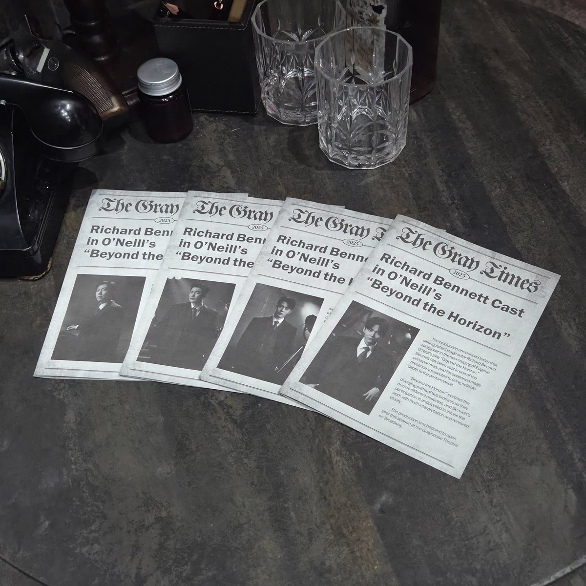 [뮤지컬 #그레이하우스]

🎫 신문 디자인 공개 

✔ 증정일: 12/2(화) - 12/5(금) 
✔ A5, 4p

*유료티켓 1매당 당일 캐스트로 구성된 신문 1종이 증정됩니다.
*신문은 매표소에서 티켓 수령 시 함께 증정됩니다.
_
𝐌𝐮𝐬𝐢𝐜𝐚𝐥 𝐆𝐫𝐚𝐲 𝐇𝐨𝐮𝐬𝐞
2025.09.23 - 12.07
예스24아트원 1관