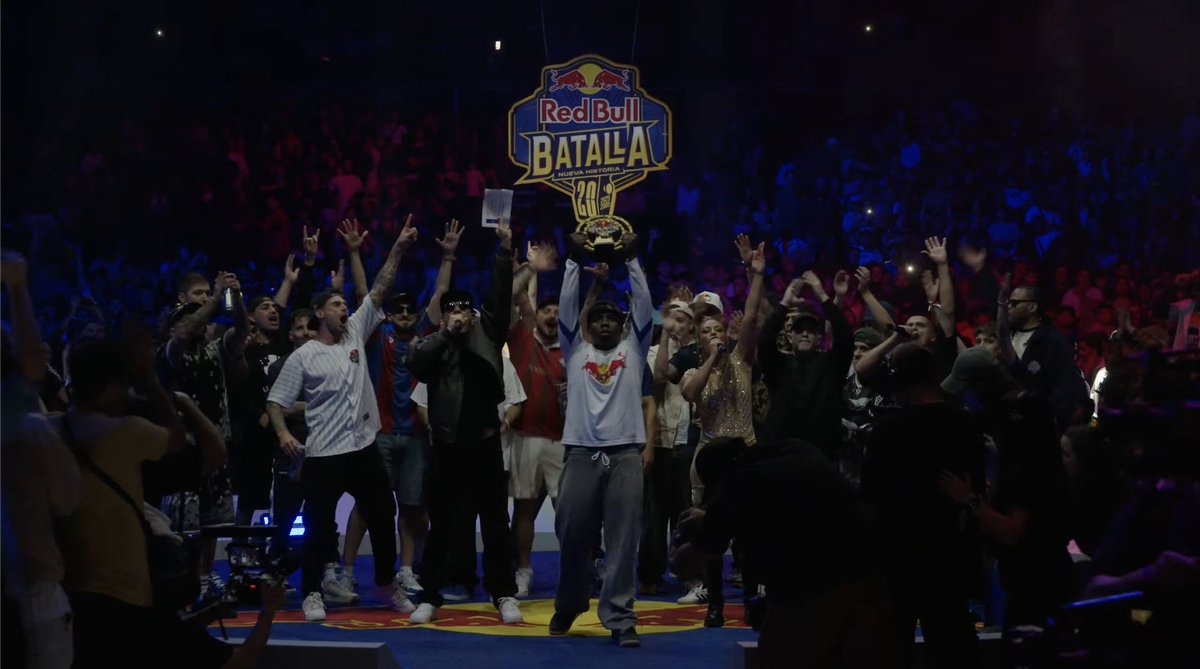 ¡Histórico, totalmente histórico! Fat N se corona campeón de <a href="/redbullbatalla/">Red Bull Batalla</a> "Nueva Historia". No solo ganó, es el primer colombiano en levantar este trofeo, lo logró de manera unánime y le ganó a uno de los más grandes, a Bnet. Además, ganó en la edición 20 años Gigante! 🎉🎉🎉