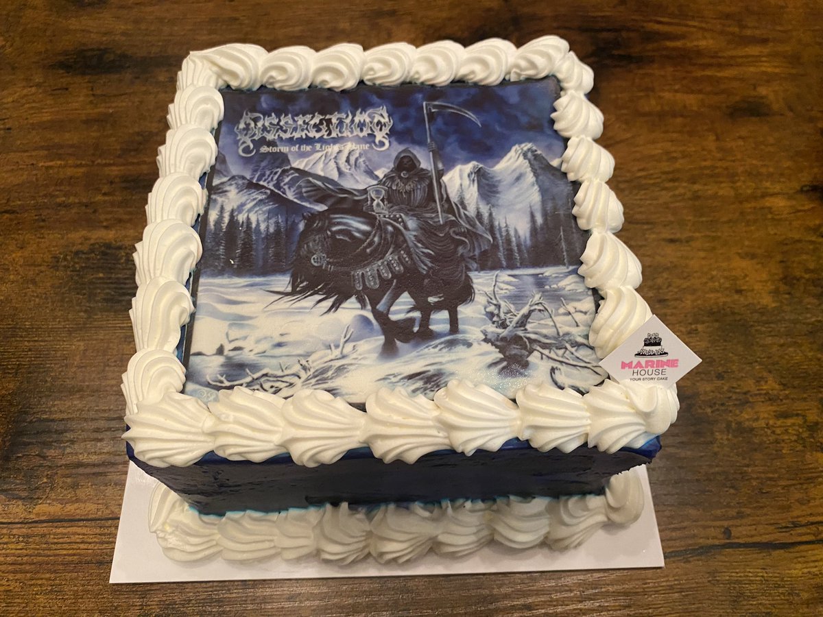 昨日は大好きなMetalheadの友達の誕生日パーティーをMMT(<a href="/MetalMasterTYO/">Metal Master Tokyo</a> )でしました!!!! Dissectionの特注ケーキでサプライズ!!!! めちゃ喜んでくれて嬉しかった🤩

MÖTORHEADのワインとの相性完璧!

私はここのスタッフだけど、本当に温かくて素晴らしい空間だから、色んな人に来て欲しい😊