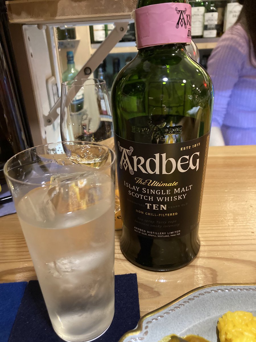 XmCZQkEHyxq7XJc's tweet image. 今日は蕨のBarrelさんで麦ちゃんデー☺️
麦ちゃんお手製カレーにアドテンハイボール　あうーー🤣
ご馳走様でした
#麦ちゃんデー　#ウイスキー　#Barrel