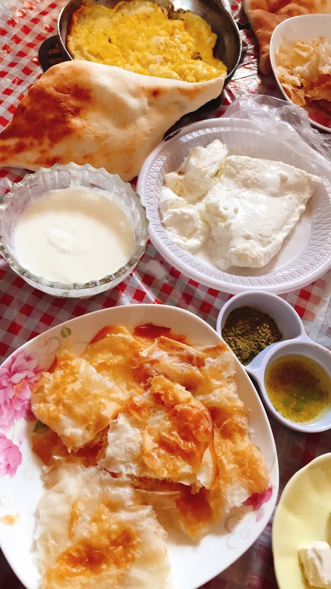 الفطور العراقي مو مجرد أكل… مزاج يضبط اليوم كله.
خبز حار، بيض، كيمر ودبس يخربط كل خطط الرجيم 😂 وچاي يفتح النفس…
ريحة الهيل، ولمة الصبح، ولقمة تنعش الروح
الفطور العراقي ما ينأكل… ينحَب ❤️🇮🇶

صباح الخير ☺️