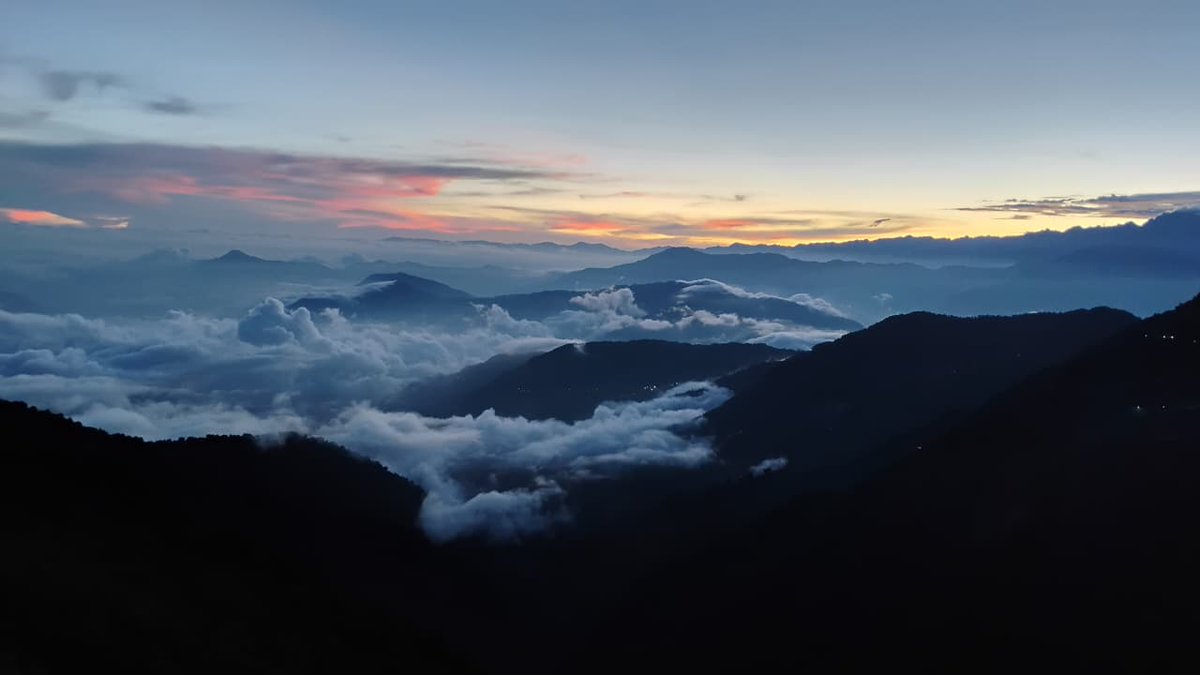 Sunrise over the mountains proof that even the darkest nights end with light, and every day brings a new chance to rise.
#Kashmir 
.
.
.
.
.
.
.
.
.
.
. 
.
.
#NaturePhotography 
#RanveerSingh