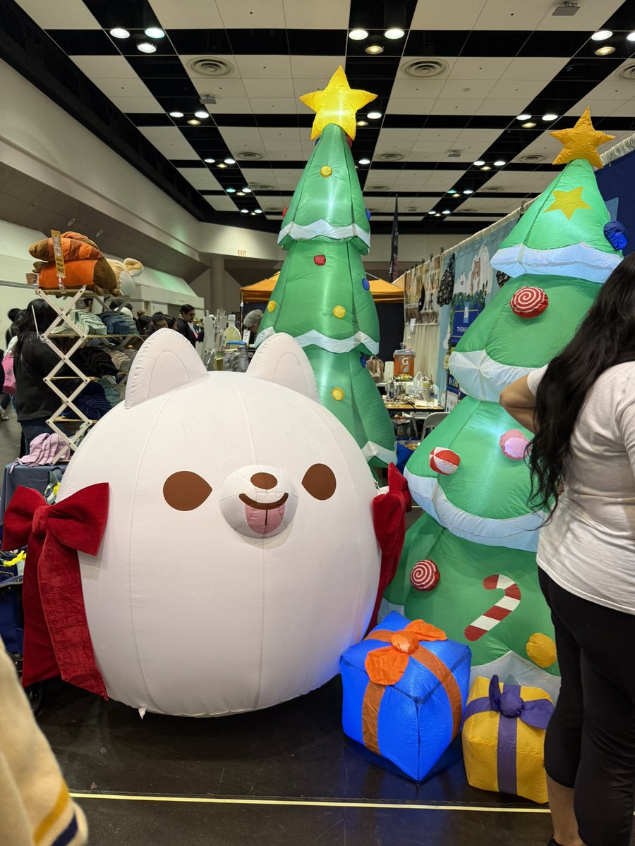 SJ made Holiday Fair凄い人！友達いっぱい出してるので買い物しながらお菓子配った。ここ数年出してないけど、出そうかなぁまた。