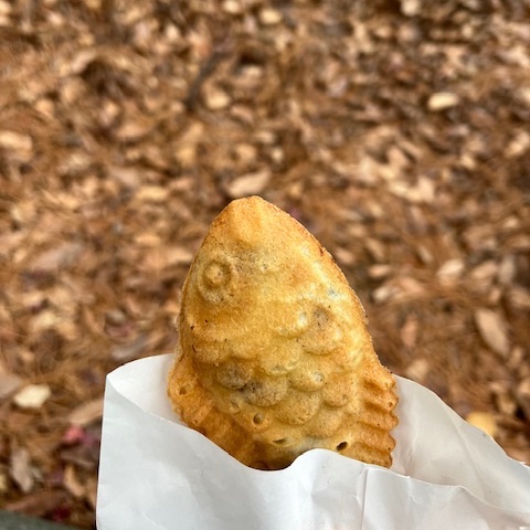 날이 점점 추워지고 있어요. 차기작원고하느라 시간이 어떻게가는지 실감 못했는데 어느 순간 낙엽도 다 지고 붕어빵트럭도 나왔습니다.. 독감 조심하시고요 귀여운 붕어빵이 나오는 이웃집떡 1코인중이라고 합니다!궁금하셨던 분들 드셔보세요&gt;&gt;lezhin.com/ko/comic/neigh…