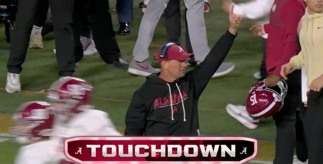 DeciderSports's tweet photo. ALABAMA GOES FOR IT AND GETS THE TOUCHDOWN 

ALABAMA LEAD AUBURN 27-20 https://t.co/YRijDfvaqh