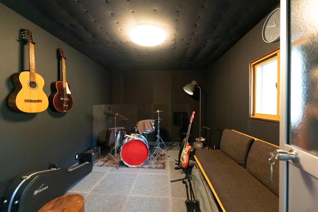 ShitpostRock's tweet photo. Looking at Japanese housing prices makes me so jealous 

WHAT DO YOU MEAN THIS HOUSE IS 100,000$ ONLY https://t.co/k0Bmv322Uh