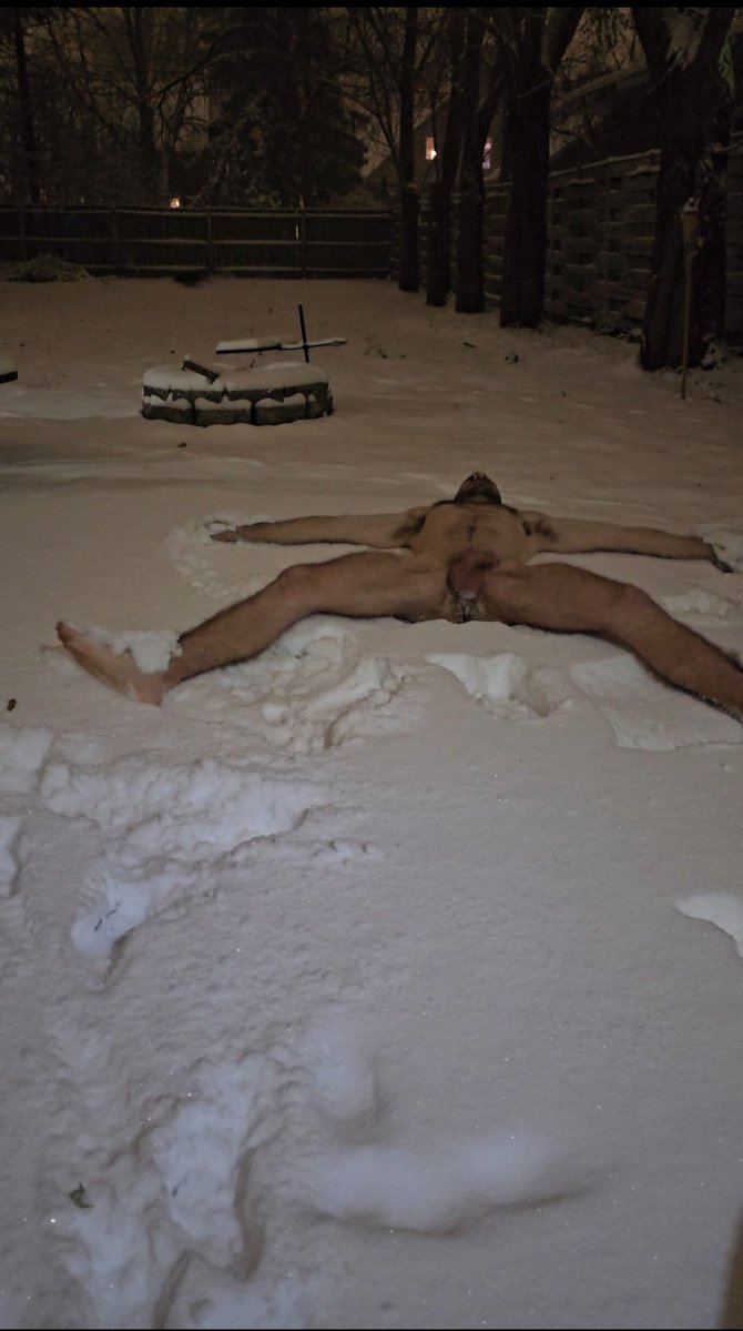 Made a snow angel
onlyfans.com/beau_adamsxxx