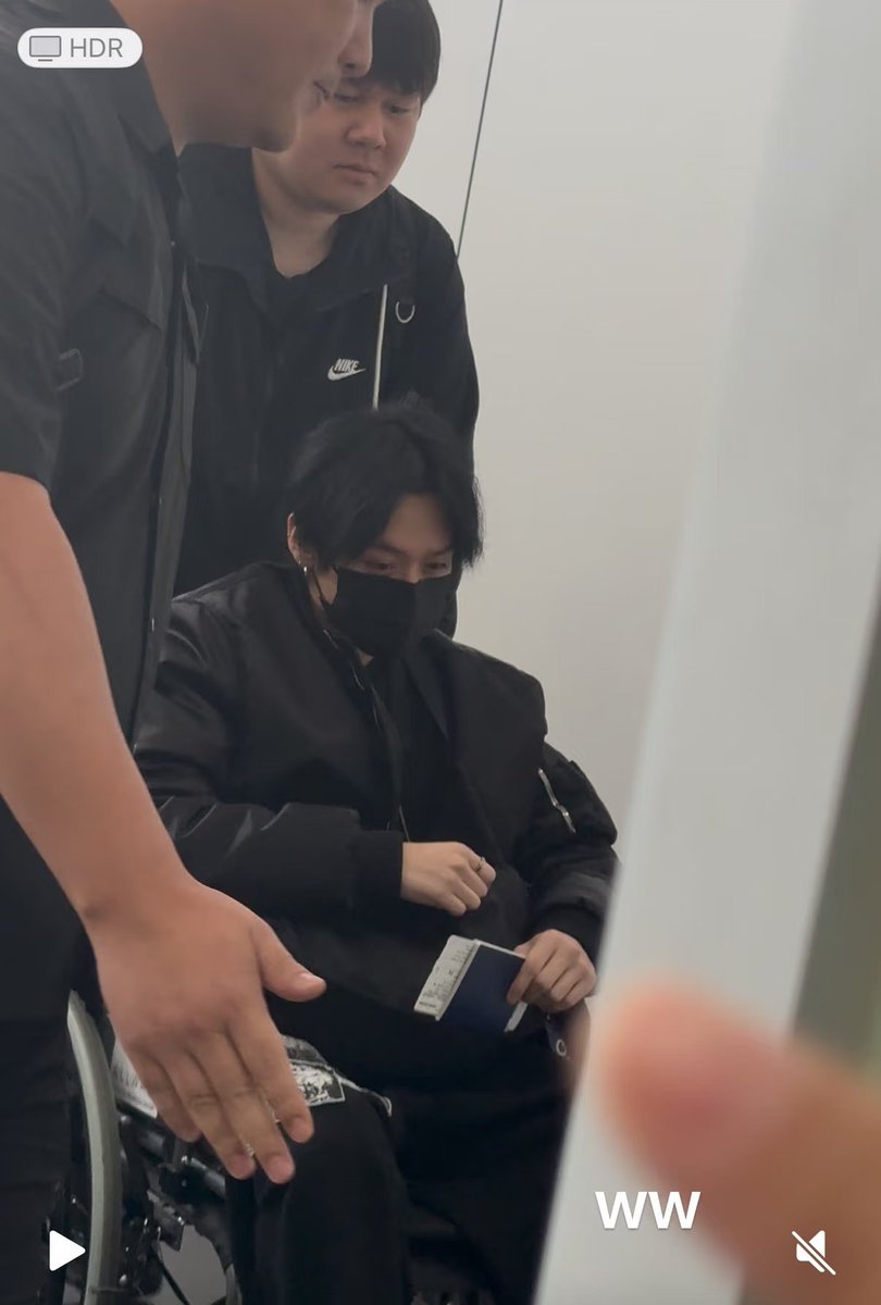 yongdeelixx's tweet image. Get well soon, Lee Know. Stay strong!
Sending love and strength for a smooth recovery~ ❤️‍🩹🫳