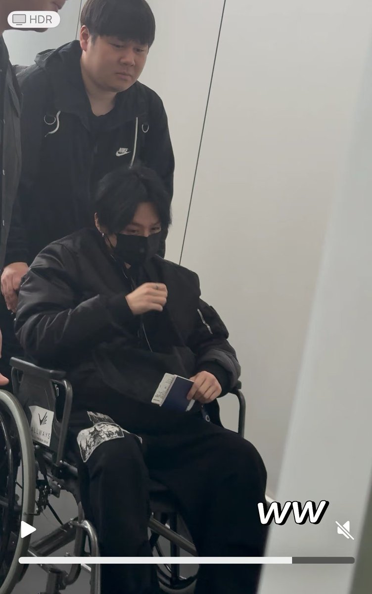 yongdeelixx's tweet image. Get well soon, Lee Know. Stay strong!
Sending love and strength for a smooth recovery~ ❤️‍🩹🫳