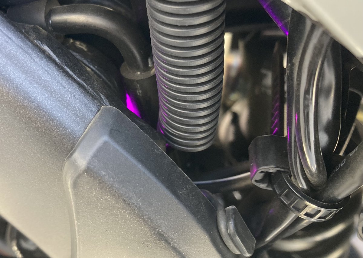 フレームの奥の方で光るピンクLEDが最近点かないと思ったらカシメの所で断線してました。
割り込み分岐だらけにすると訳わからなくなるので、ツールボックス改装して端子台設置してるから対処しやすくて良いです。
スイッチ経由の細線が貧弱なせいですが、一番の原因としてはストッピーの衝撃でしょう