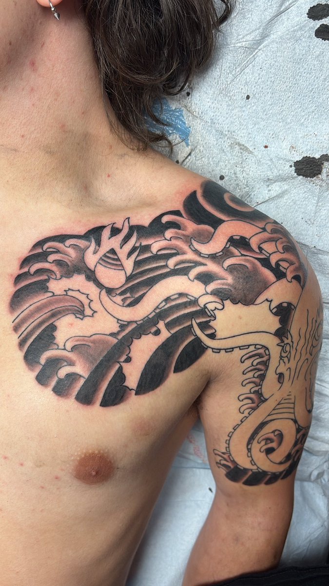 Second session on this massive first tattoo.
Drawn completely on.
Octopus with water, rocks and a hoju.
Can’t wait to see the wash in the water bars healed