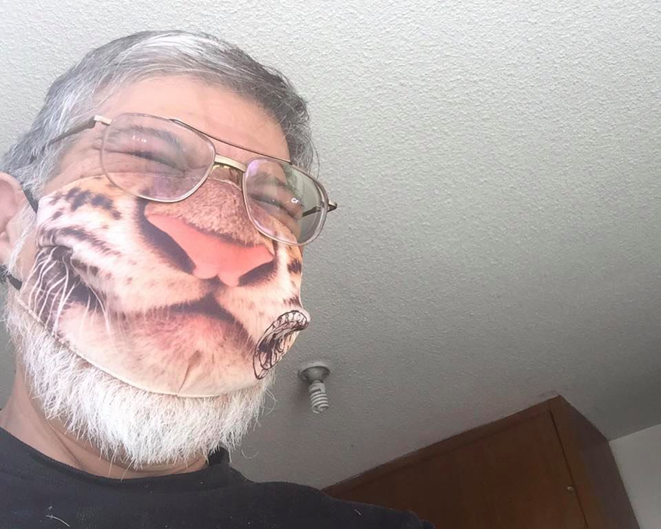 Que bonito es el botón de "Eliminar" comentarios y el de "Bloquear usuarios". Como no respondo insultos directos en mis posts es la mejor opción. Créanme, no tiene caso alimentar trolls. Hay demasiados. Mejor les muestro mi cubrebocas de African Safari.