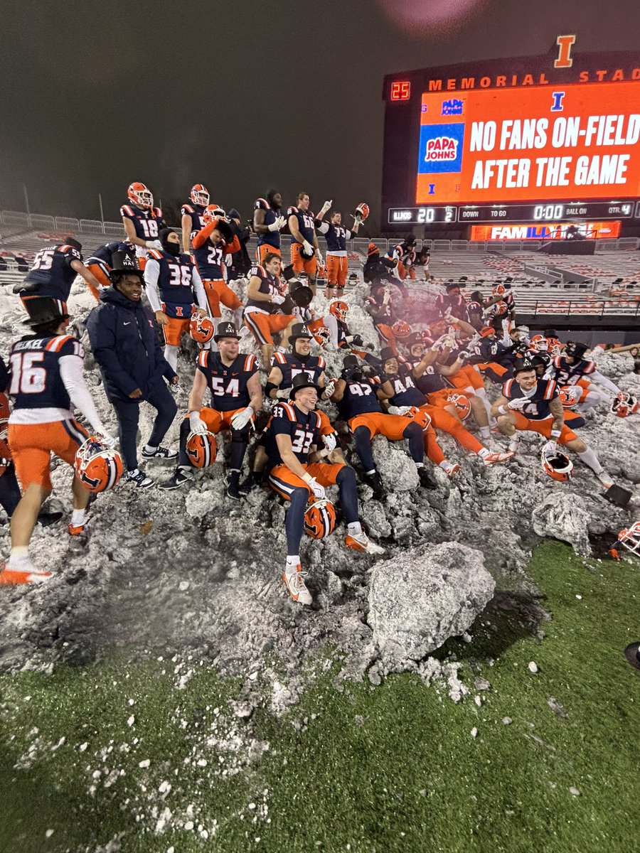 TristanThomasTV's tweet photo. Your 8-4 #Illini football team https://t.co/vDobm3QRBi