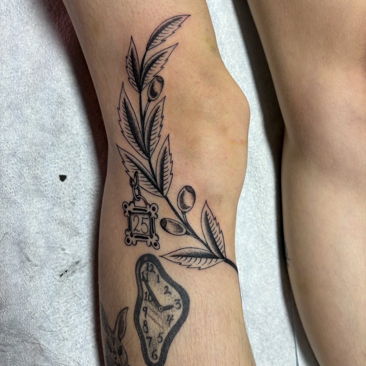 Single needle. Around the knee drawn on to fit