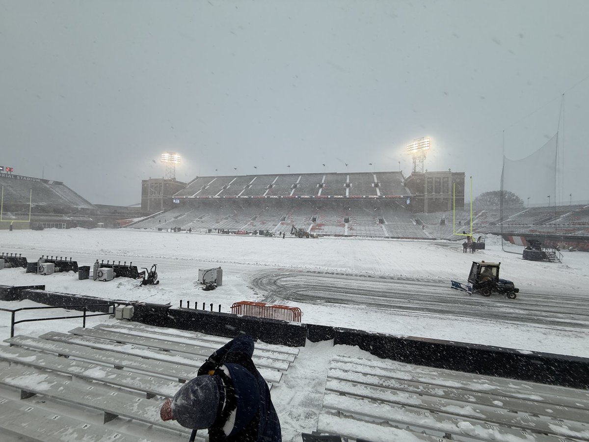 IlliniAD's tweet photo. Especially grateful today for the planning, commitment, and tireless work from our facilities and event management teams, along with so many others who laced up their boots and grabbed a shovel. Without their efforts, tonight doesn’t happen. Humbled to be part of this team. https://t.co/BZmnErweCu