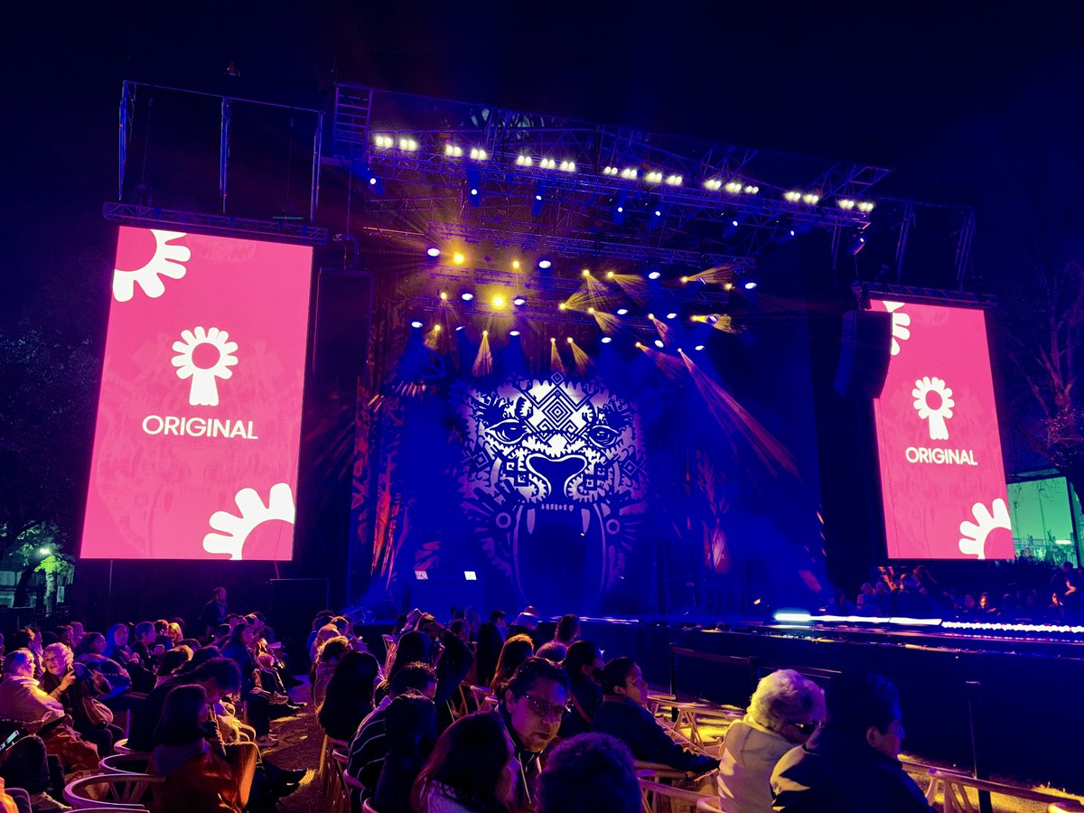 :#Ar2Cultura🦎🖼️:
<a href="/OriginalMexico/">Original México</a> “Encuentro de Arte Textil Mexicano” 

Este año la innovación estuvo en el Gran Escenario que fue montado para las pasarelas, un gran acierto le da mayor calidad al evento para reconocer el trabajo de nuestras artesanas y artesanos textiles.