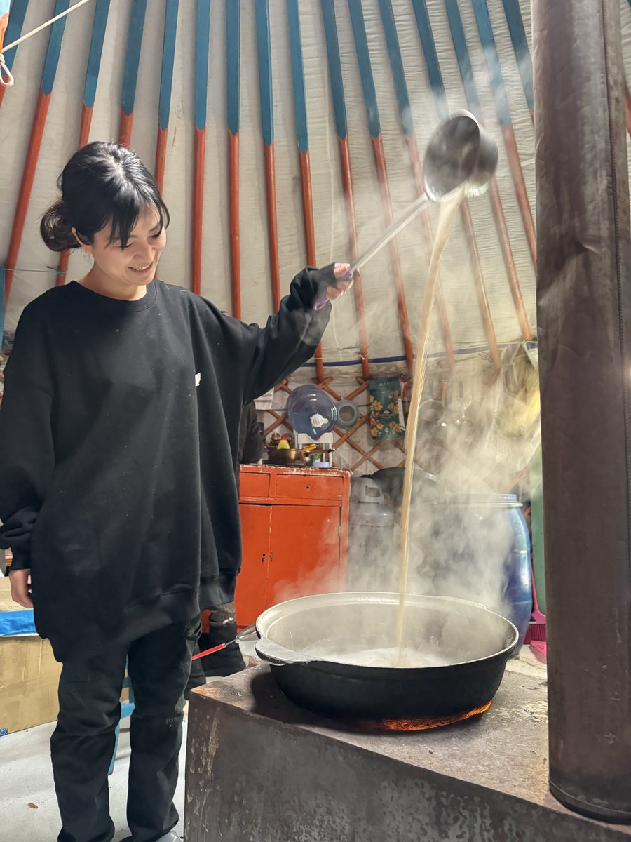 Японоос Монгол малчин залуугийн өрхийг татахаар ирсэн Юкикотой уулзахаар ирсэн байна. 10 настай байхдаа аялалаар ирэхэд нь малчин залуутай хувь заяагаа холбоно гэж зүүдэлсэнгүй явлаа. Одоо гурван сайхан хүүхдийн ээж болж тэнгэр бурханд дээжээ өргөдөг малчин айлын эзэгтэй болжээ.