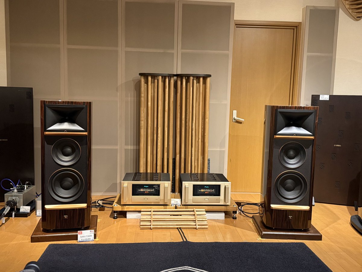 【専門店探訪】大阪セッションと合わせて、日本橋の専門店シマムセンさんにご挨拶。3Fのハイエンドフロアに、新しくJBLの「Pumori」を導入したところだそう。
「アキュフェーズなどの国産製品はもちろんですが、ハイエンドの海外製品もさらに力を入れていきますよ」とのこと。楽しみ！
#シマムセン