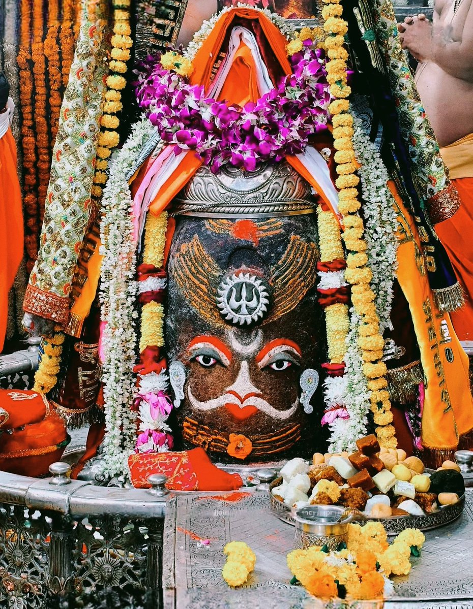 श्री महाकालेश्वर ज्योतिलिंग प्रात कालीन भस्म आरती दिव्य आलौकिक दर्शन करें 

ॐ नमः पार्वती पतेय हर हर महादेव 
जय श्री महाकाल प्रभु जय शिव शम्भु 🙏🚩