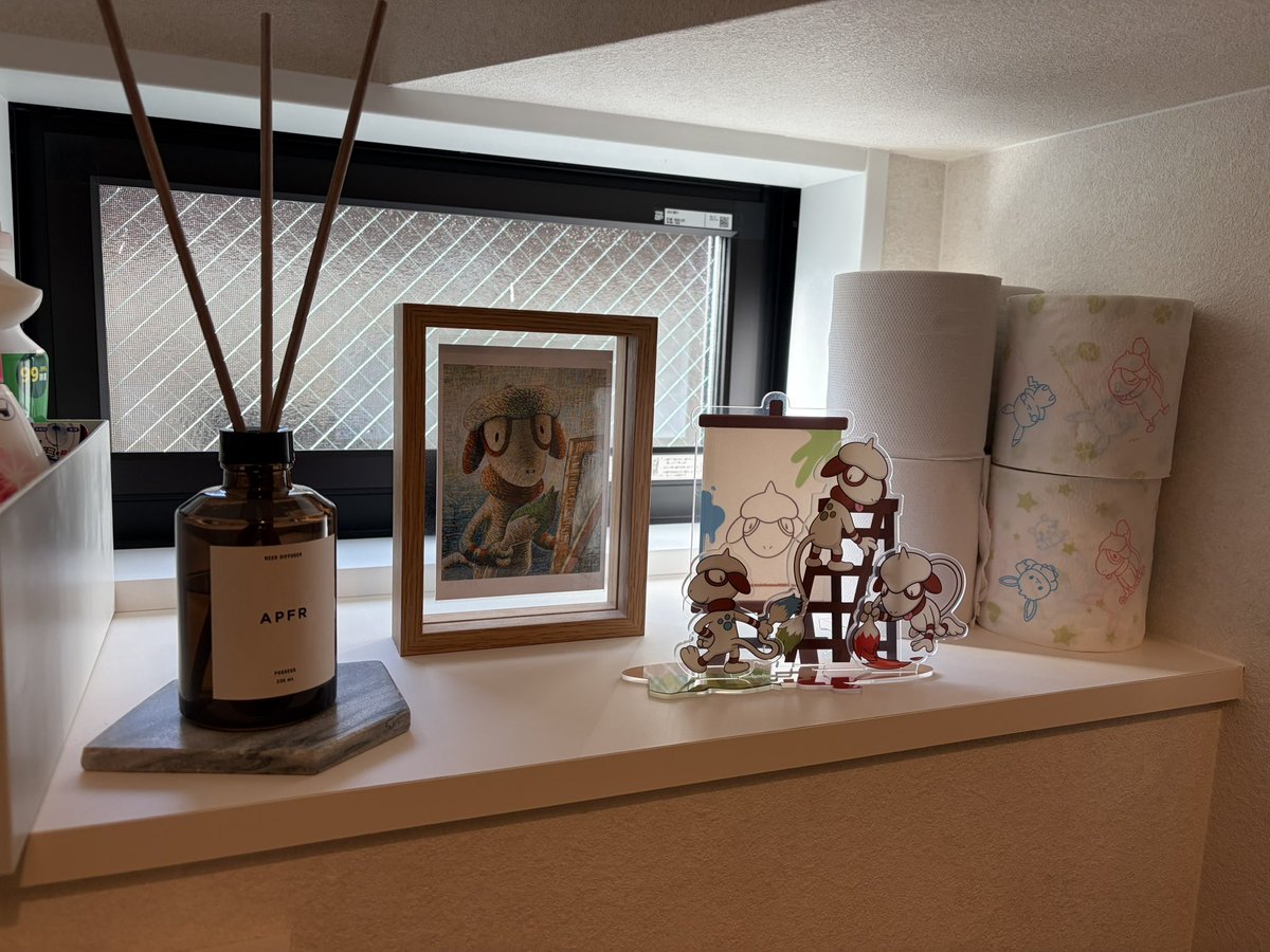 お手洗いの窓のスペースめっちゃかわいくなった