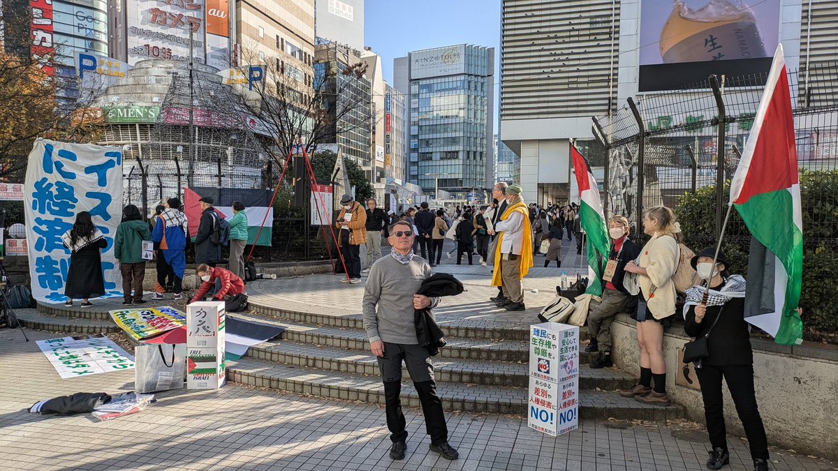 新宿にいる人は東口に集まりましょう。１４時からパレスチナ連帯アクションが始まります。