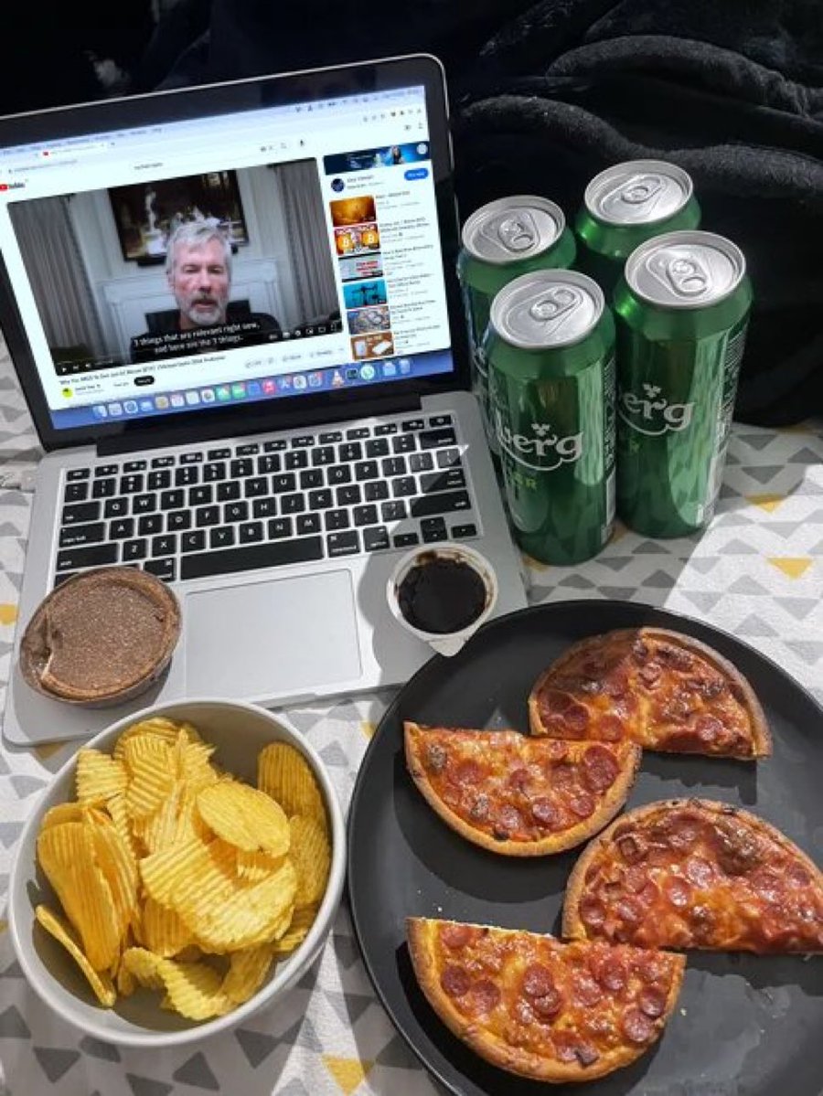 naiivememe's tweet image. “ sorry, i can’t go out tonight, i’m broke “ 

Bank balance : $57 
wallet : 729 BTC