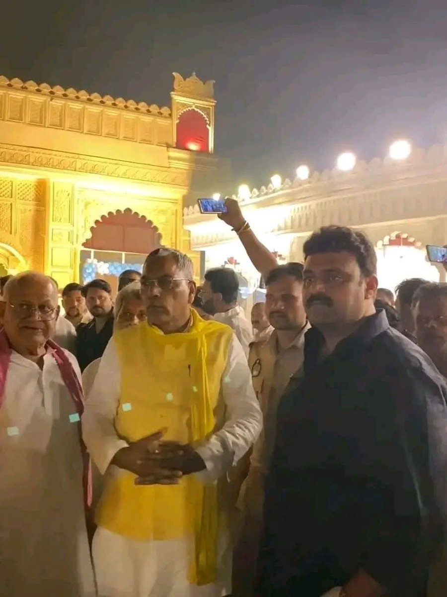 SP_Prahari's tweet image. बीजेपी के मंत्री ओमप्रकाश राजभर @oprajbhar जी बगल में ये कौन खड़ा है काला शर्ट वाला कोई बता सकता है