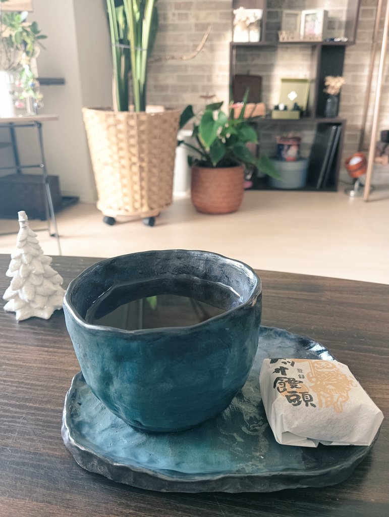 soultouchhiro's tweet image. 最近ありがたいご縁があってはじめた陶芸

昔からずっとやりたくて
黙々と没頭できるこの時間が最高に楽しい

まだまだ下手っぴで重たいけど
自分でつくった器で飲むお茶は格別