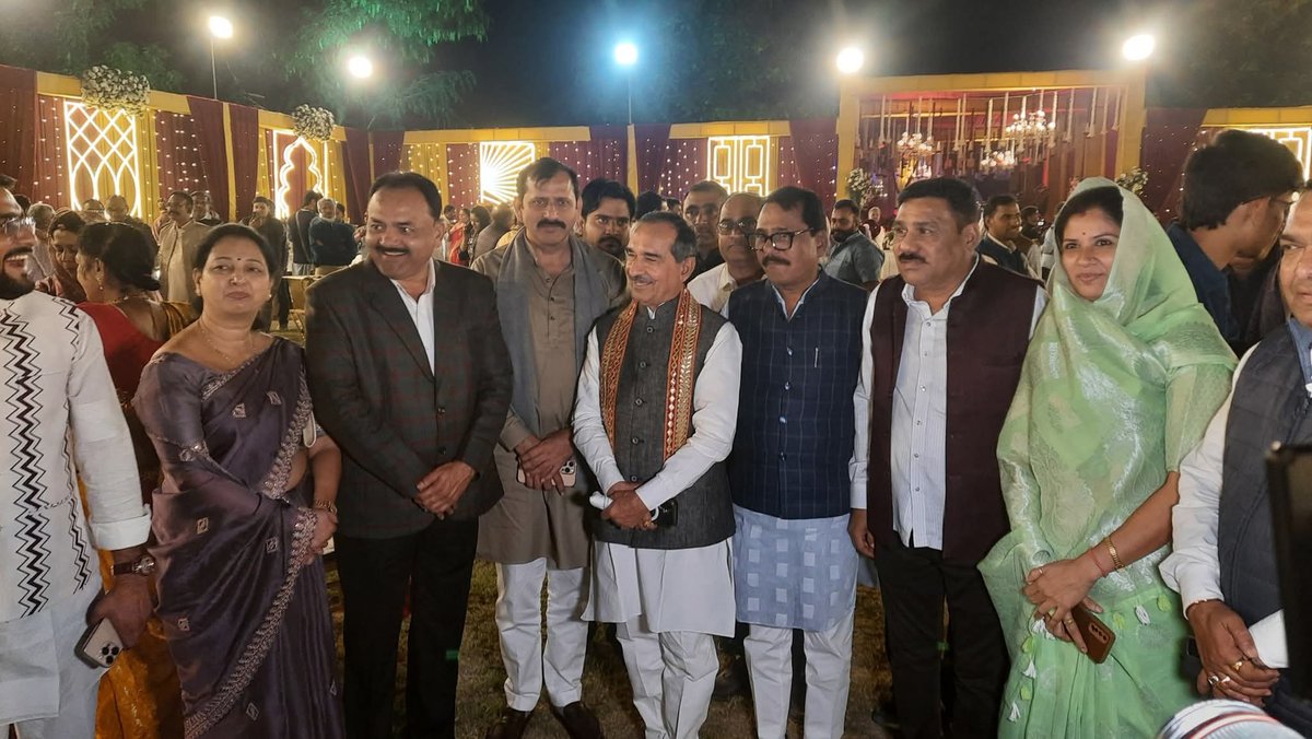 m_dadheech's tweet image. 📍 पाली

राजस्थान भाजपा प्रदेश अध्यक्ष आदरणीय मदन जी राठौड़ के सुपुत्र श्रेयांश राठौड़ के विवाह समारोह में सम्मिलित हुआ।

परिवारजनों का स्नेह और समारोह की गरिमा ने इसे और भी विशेष बना दिया।
@BJP4Rajasthan @BhajanlalBjp @madanrrathore #pali