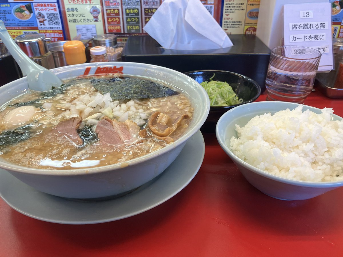 hideaki0426ddr's tweet image. 本日の昼飯　山岡家鶴ヶ島店
プレミアム醤油豚骨ラーメン中盛り
玉ねぎ増し薬味ネギ煮卵ライス
期間限定の商品を食べました。中にワカメとメンマが入って海鮮系と豚骨醤油スープの相性は抜群です。前食べたよりも味も格段に美味しくなっていましたね。