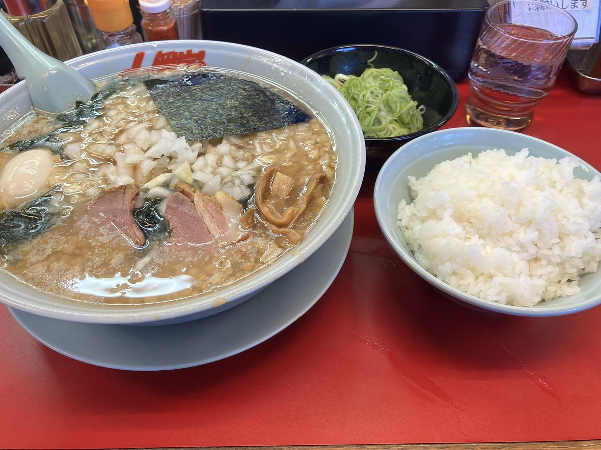 hideaki0426ddr's tweet image. 本日の昼飯　山岡家鶴ヶ島店
プレミアム醤油豚骨ラーメン中盛り
玉ねぎ増し薬味ネギ煮卵ライス
期間限定の商品を食べました。中にワカメとメンマが入って海鮮系と豚骨醤油スープの相性は抜群です。前食べたよりも味も格段に美味しくなっていましたね。