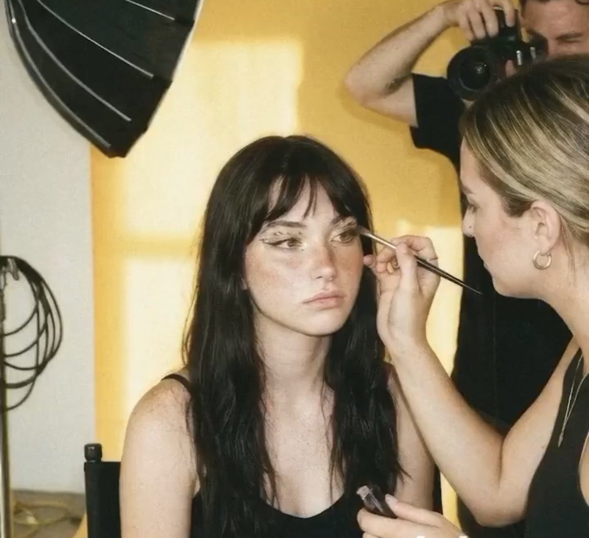 Après les influenceurs IA, la prochaine grande révolution sera l'audience IA.
Ils consommeront le contenu des uns et d